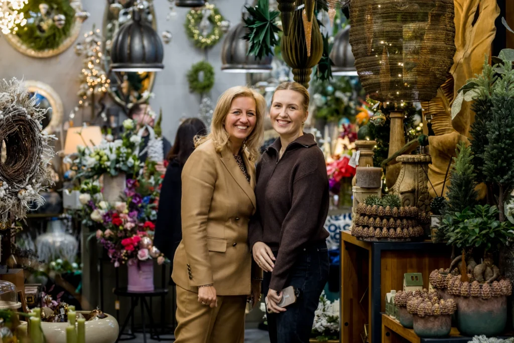 Dwie kobiety w kwiaciarni wśród kwiatów i dekoracji – zespół florystyczny i praca w branży kwiatowej